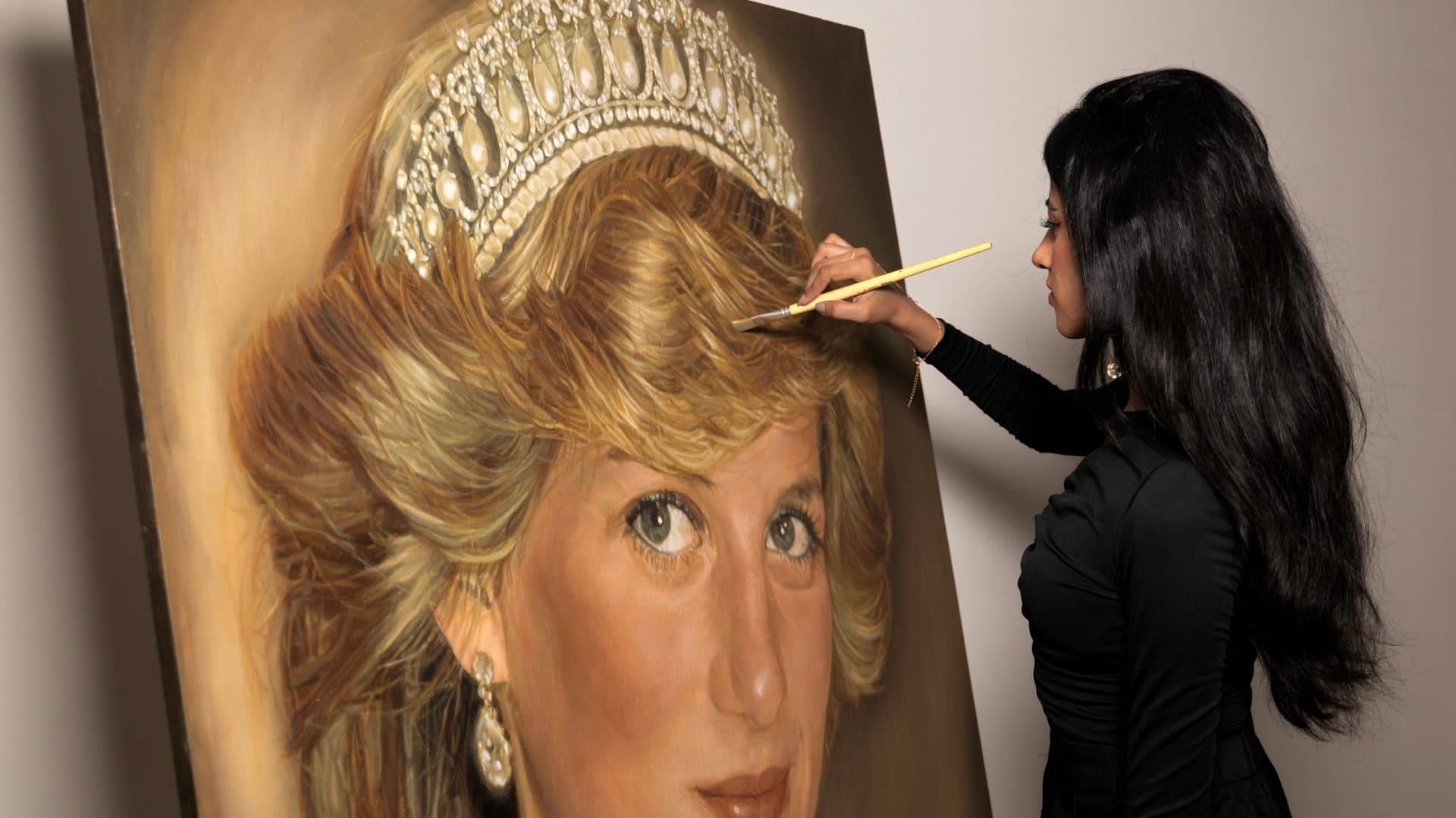 Hamda Farooq painting her portrait of Princess Diana