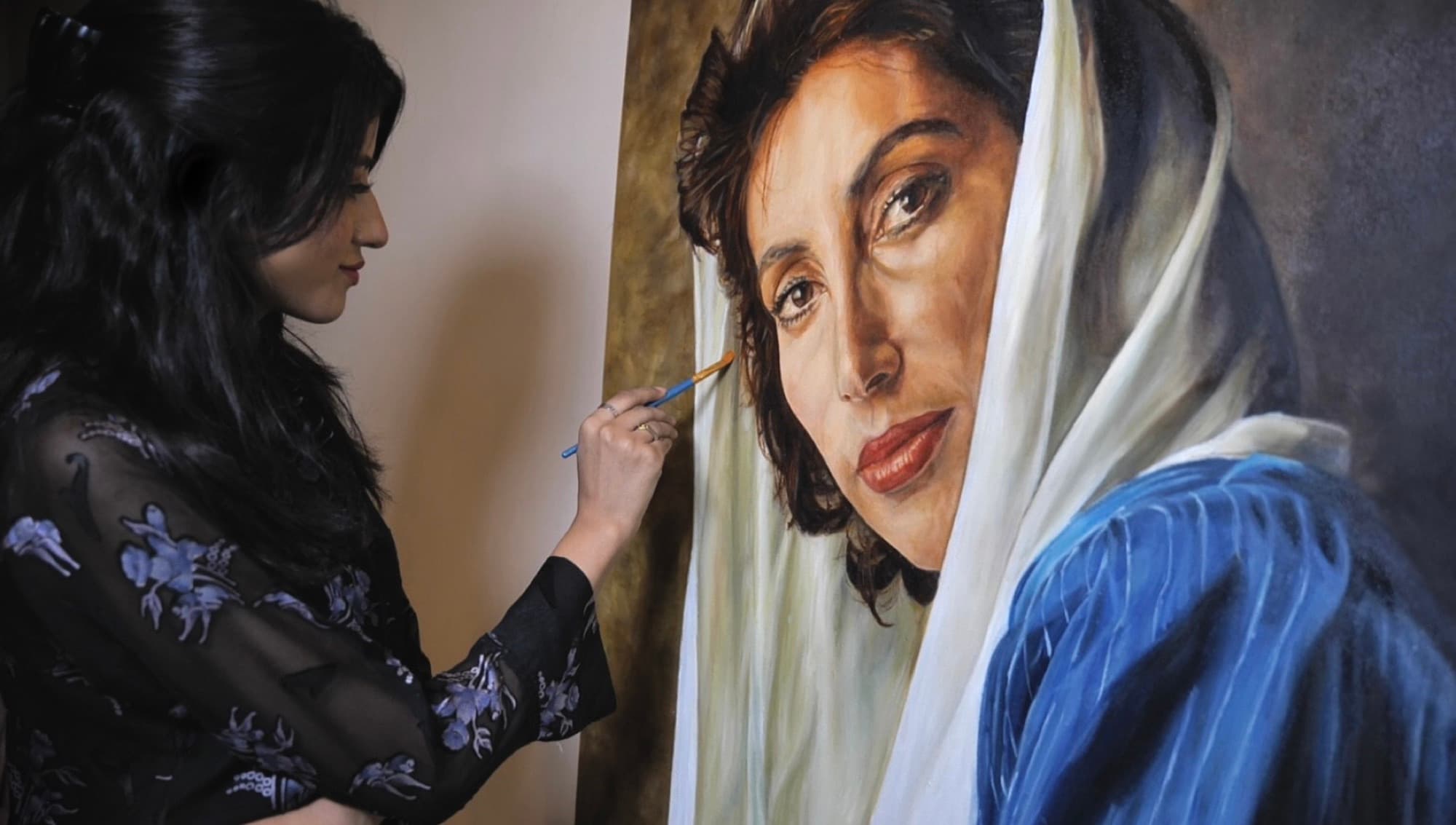 Hamda Farooq painting the Benazir Bhutto portrait